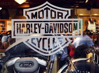 Motorcycle maker Harley Davidson's logo appears on the window of a store in Boston, Massachusetts July 17, 2008. REUTERS/Brian Snyder
Motorcycle maker Harley Davidson's logo appears on the window of a store in Boston, Massachusetts July 17, 2008. REUTERS/Brian Snyder