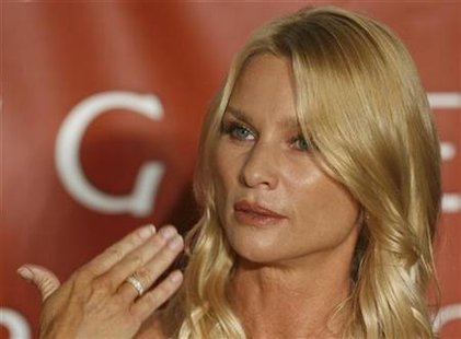 U.S. actress Nicollette Sheridan speaks during a news conference in Vienna February 18, 2009. REUTERS/Heinz-Peter Bader
U.S. actress Nicollette Sheridan speaks during a news conference in Vienna February 18, 2009. REUTERS/Heinz-Peter Bader