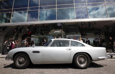 
The original Aston Martin DB5, driven by actor Sean Connery in the James Bond films "Goldfinger" and "Thunderball", is seen parked in front of a hotel in London July 21, 2010. REUTERS/Suzanne Plunkett
