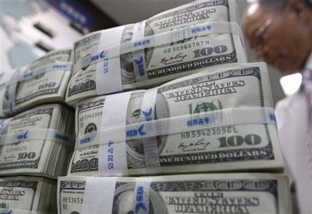 A bank employee counts U.S. dollar notes during a photo opportunity at a bank in Seoul May 4, 2010. REUTERS/Truth Leem
A bank employee counts U.S. dollar notes during a photo opportunity at a bank in Seoul May 4, 2010. REUTERS/Truth Leem