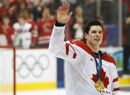 
Canada's Sidney Crosby waves to the crowd during the medal ceremony after defeating the U.S. during their gold medal hockey game at the Vancouver 2010 Winter Olympics, February 28, 2010. REUTERS/Scott Audette
