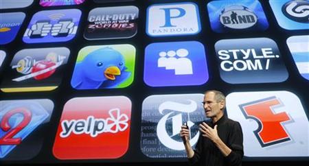 
Apple Inc. CEO Steve Jobs speaks in front of the display showing buttons of various apps during the iPhone OS4 special event at Apple headquarters in Cupertino, California April 8, 2010. REUTERS/Robert Galbraith

