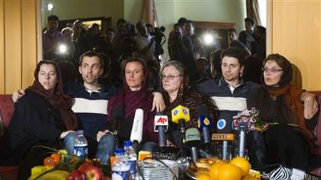 
Shane Bauer (2nd L), Sarah Shourd (3rd L) and Josh Fattal (2nd R) sit with their mothers during a news conference in Tehran May 20, 2010. The mothers of the three Americans jailed in Iran since last July were allowed to see them and called on the government to set them free. REUTERS/Raheb Homavandi
