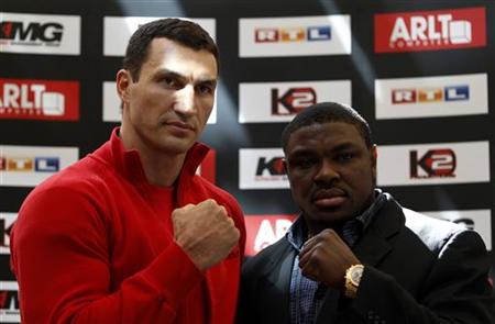
Ukrainian heavy weight boxing World Champion Vladimir Klitschko and Samuel Peter from Nigeria pose for photographers during a news conference in Frankfurt, September 6, 2010. Klitschko will meet Samuel in a World Championship fight in Frankfurt, September 11. REUTERS/Kai Pfaffenbach
