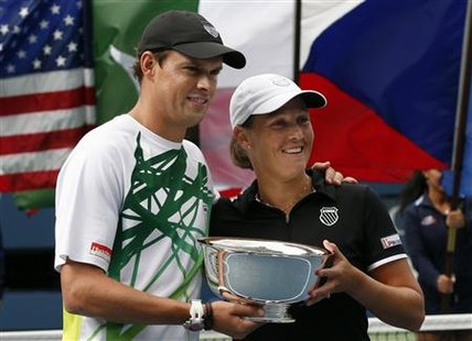 
Mixed doubles finals winners Bob Bryan and Liezel Huber of the U.S. pose with their award after defeating Aisam-Ul-Haq Qureshi of Pakistan and Kveta Peschke of the Czech Republic during the US Open tennis tournament in New York, September 9, 2010. REUTERS/Jessica Rinaldi
