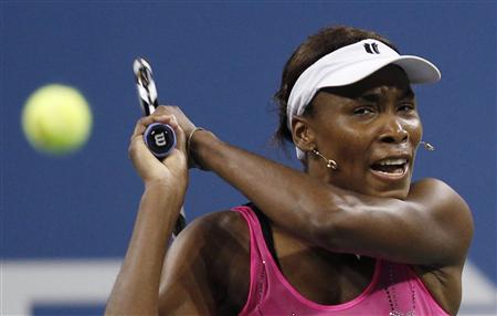 
Venus Williams of the U.S. hits a return to Francesca Schiavone of Italy during the US Open tennis tournament in New York September 7, 2010. REUTERS/Mike Segar
