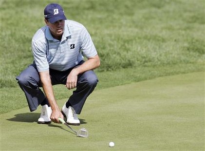 
United States Ryder Cup player Matt Kuchar lines up his putt on the 18th hole during the first round of the BMW Championship golf tournament in Lemont, Illinois September 9, 2010. REUTERS/Frank Polich
