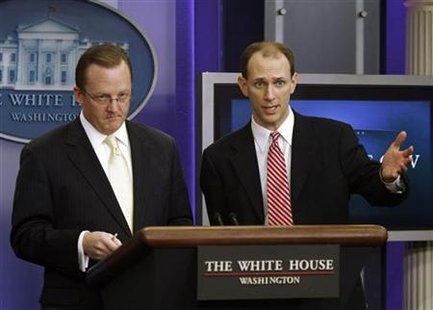
White House economic adviser Austan Goolsbee (R) speaks to the media alongside White House Press Secretary Robert Gibbs during the daily press briefing at the White House in Washington January 21, 2010. REUTERS/Jason Reed
