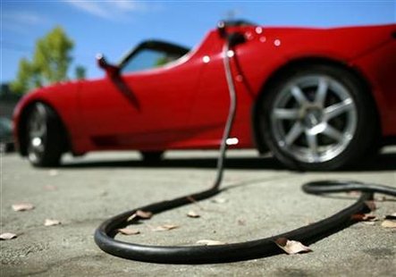 A Tesla Roadster is electrically charged at Tesla Motors Inc in San Carlos, California July 22, 2009. REUTERS/Robert Galbraith
A Tesla Roadster is electrically charged at Tesla Motors Inc in San Carlos, California July 22, 2009. REUTERS/Robert Galbraith