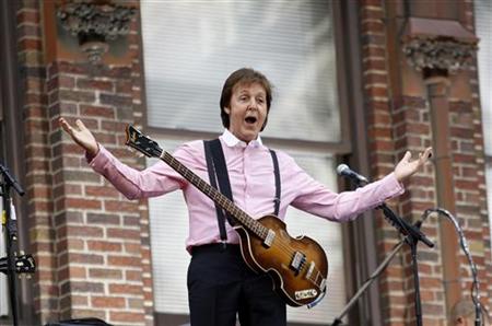 Paul McCartney responds to cheers in Midtown Manhattan as he comes out to play a concert with his band atop the marquee of the Ed Sullivan Theater, July 15, 2009. REUTERS/Mike Segar
Paul McCartney responds to cheers in Midtown Manhattan as he comes out to play a concert with his band atop the marquee of the Ed Sullivan Theater, July 15, 2009. REUTERS/Mike Segar