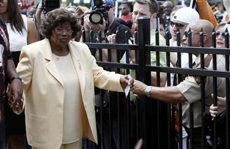Katherine Jackson, mother of pop star Michael Jackson, attends a ceremony at the family's old home in Gary, Indiana June 25, 2010. REUTERS/John Gress
Katherine Jackson, mother of pop star Michael Jackson, attends a ceremony at the family's old home in Gary, Indiana June 25, 2010. REUTERS/John Gress