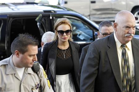 
Actress Lindsay Lohan arrives at the Beverly Hills Courthouse for a mandatory appearance in Beverly Hills, California September 24, 2010. Los Angeles court officials said Lohan's probation had been revoked and a formal warrant for her arrest had been issued after she failed a court-ordered drug test a few weeks following her release from jail and a subsequent stint in drug rehabilitation. REUTERS/Mario Anzuoni
