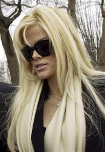 Anna Nicole Smith arrives for her hearing at the Supreme Court in Washington in this February 28, 2006 file photo. REUTERS/Chris Kleponis/Files
Anna Nicole Smith arrives for her hearing at the Supreme Court in Washington in this February 28, 2006 file photo. REUTERS/Chris Kleponis/Files