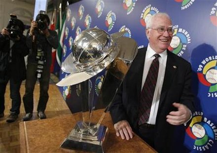 
Major League Baseball President and Chief Operating Officer Bob DuPuy poses next to the 2009 World Baseball Classic trophy in Tokyo March 24, 2008. REUTERS/Yuriko Nakao
