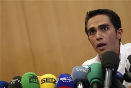 Tour de France champion Alberto Contador speaks during a press conference at his hometown of Pinto, near Madrid September 30, 2010. REUTERS/Sergio Perez
Tour de France champion Alberto Contador speaks during a press conference at his hometown of Pinto, near Madrid September 30, 2010. REUTERS/Sergio Perez