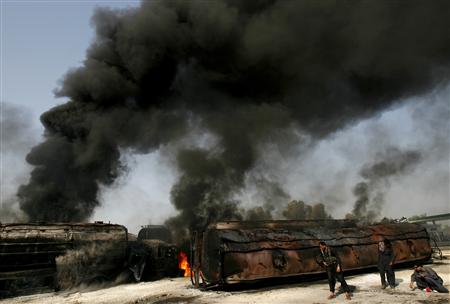 Police collect bullets shells next to burning oil tankers on a highway near Shikarpur, about 39 km (24 miles) from Sukkur in Pakistan's Sindh province, October, 1, 2010. Suspected militants in Pakistan set fire to tankers carrying fuel for NATO troops in Afghanistan on Friday, officials said, a day after three soldiers were killed in a cross-border NATO air strike. REUTERS/Athar Hussain
Police collect bullets shells next to burning oil tankers on a highway near Shikarpur, about 39 km (24 miles) from Sukkur in Pakistan's Sindh province, October, 1, 2010. Suspected militants in Pakistan set fire to tankers carrying fuel for NATO troops in Afghanistan on Friday, officials said, a day after three soldiers were killed in a cross-border NATO air strike. REUTERS/Athar Hussain