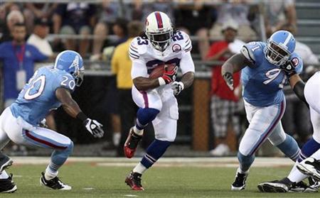 Buffalo Bills' Marshawn Lynch runs between Tennessee Titans defenders Nick Harper (20) and Jason Jones (R) in the first quarter of their AFC-NFC Hall of Fame Game in Canton, Ohio August 9, 2009. REUTERS/Aaron Josefczyk
Buffalo Bills' Marshawn Lynch runs between Tennessee Titans defenders Nick Harper (20) and Jason Jones (R) in the first quarter of their AFC-NFC Hall of Fame Game in Canton, Ohio August 9, 2009. REUTERS/Aaron Josefczyk