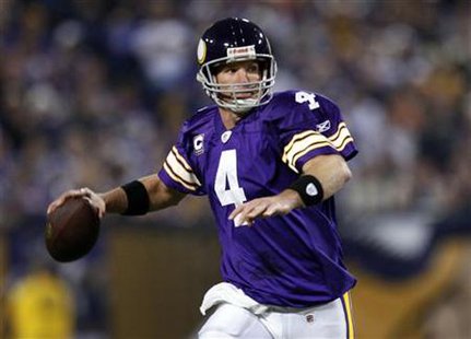 
Minnesota Vikings quarterback Brett Favre (4) prepares to throw a 19-yard pass to Vikings tight end Visanthe Shiancoe during the third quarter of their National Football League game against the Chicago Bears at the Metrodome in Minneapolis, November 29, 2009. REUTERS/Eric Miller
