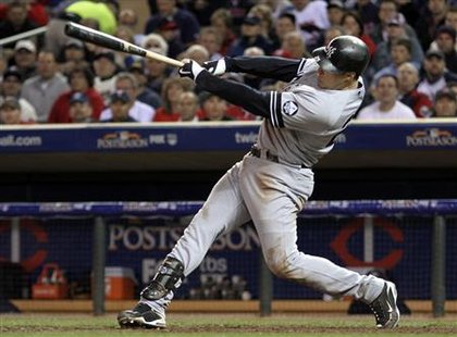 New York Yankees' Mark Teixeira hits a two-run home run against the Minnesota Twins during the seventh inning of Game 1 of their MLB American League Divison Series baseball playoffs in Minneapolis, Minnesota, October 6, 2010. REUTERS/Andy King
New York Yankees' Mark Teixeira hits a two-run home run against the Minnesota Twins during the seventh inning of Game 1 of their MLB American League Divison Series baseball playoffs in Minneapolis, Minnesota, October 6, 2010. REUTERS/Andy King
