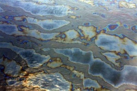 Oil from the Deepwater Horizon wellhead makes patterns on the water in the Gulf of Mexico off the coast of Louisiana, June 13, 2010.  REUTERS/Kate Davison-Greenpeace/Handout
