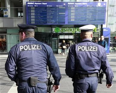 
German federal police (Bundespolizei) patrol at the main railway station Hauptbahnhof in Berlin October 4, 2010. REUTERS/Fabrizio Bensch
