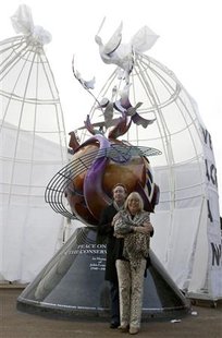 Julian Lennon, son of the late Beatle John Lennon, stands with his mother Cynthia in front of the John Lennon peace monument in Liverpool, northern England October 9, 2010. REUTERS/Stringer
Julian Lennon, son of the late Beatle John Lennon, stands with his mother Cynthia in front of the John Lennon peace monument in Liverpool, northern England October 9, 2010. REUTERS/Stringer