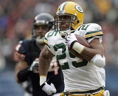 Green Bay Packers running back Ryan Grant (R) beats Chicago Bears safety Kevin Payne to the end zone on a 62-yard touchdown run on their first offensive play of the game in the first quarter of their NFL game at Soldier Field in Chicago December 13, 2009. REUTERS/Frank Polich
Green Bay Packers running back Ryan Grant (R) beats Chicago Bears safety Kevin Payne to the end zone on a 62-yard touchdown run on their first offensive play of the game in the first quarter of their NFL game at Soldier Field in Chicago December 13, 2009. REUTERS/Frank Polich