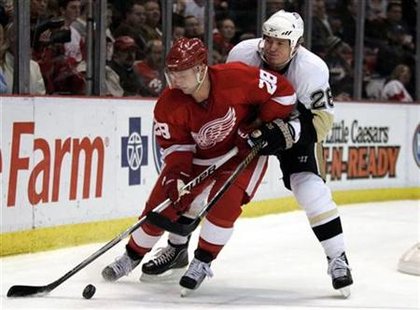 Detroit Red Wings defensman Brian Rafalski (L) keeps the puck away from Pittsburgh Penguins rightwing Eric Godard during the second period of their NHL hockey game in Detroit, Michigan March 22, 2010. REUTERS/Rebecca Cook
Detroit Red Wings defensman Brian Rafalski (L) keeps the puck away from Pittsburgh Penguins rightwing Eric Godard during the second period of their NHL hockey game in Detroit, Michigan March 22, 2010. REUTERS/Rebecca Cook
