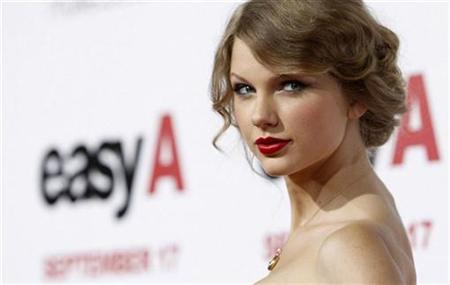 Music recording artist Taylor Swift poses at the premiere of "Easy A" at the Grauman's Chinese theatre in Hollywood, California September 13, 2010. The movie opens in the U.S. on September 17. REUTERS/Mario Anzuoni
Music recording artist Taylor Swift poses at the premiere of "Easy A" at the Grauman's Chinese theatre in Hollywood, California September 13, 2010. The movie opens in the U.S. on September 17. REUTERS/Mario Anzuoni