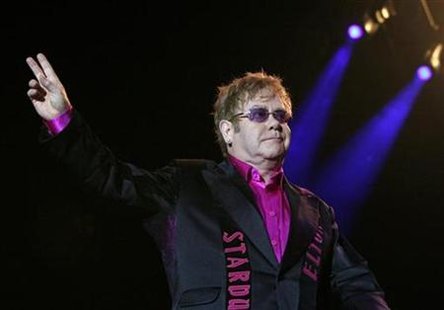 British singer Elton John greets the audience before his concert in Prague June 10, 2010. REUTERS/David W Cerny
British singer Elton John greets the audience before his concert in Prague June 10, 2010. REUTERS/David W Cerny