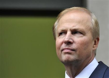 BP Managing Director Bob Dudley poses for the media outside BP's headquarters in London July 27, 2010. REUTERS/Toby Melville
BP Managing Director Bob Dudley poses for the media outside BP's headquarters in London July 27, 2010. REUTERS/Toby Melville