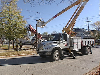 WPS crews repair damage to a power pole at the intersection of Webster Ave. and Cherry St. in Green Bay, Oct. 22, 2010. (courtesy of FOX 11). WPS crews repair damage to a power pole at the intersection of Webster Ave. and Cherry St. in Green Bay, Oct. 22, 2010. (courtesy of FOX 11).