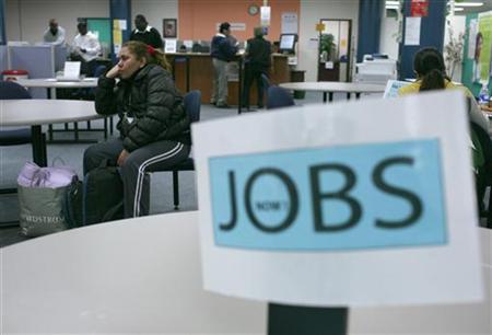Job seekers visit an employment center in San Francisco, California November 20, 2009. REUTERS/Robert Galbraith
Job seekers visit an employment center in San Francisco, California November 20, 2009. REUTERS/Robert Galbraith