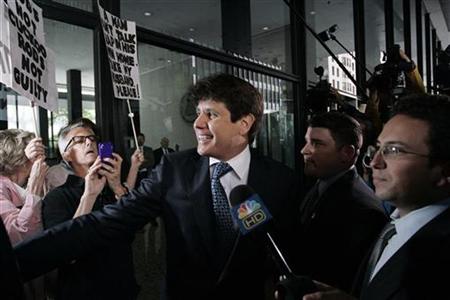Former Illinois Governor Rod Blagojevich greets supporters as he enters the Dirksen Federal building for the start of his corruption trial in Chicago, June 3, 2010. REUTERS/Frank Polich
Former Illinois Governor Rod Blagojevich greets supporters as he enters the Dirksen Federal building for the start of his corruption trial in Chicago, June 3, 2010. REUTERS/Frank Polich