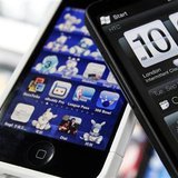 A HTC smartphone (R) and an Apple iPhone are displayed for the photographer at a mobile phone shop in Taipei March 3, 2010. REUTERS/Nicky Loh
A HTC smartphone (R) and an Apple iPhone are displayed for the photographer at a mobile phone shop in Taipei March 3, 2010. REUTERS/Nicky Loh