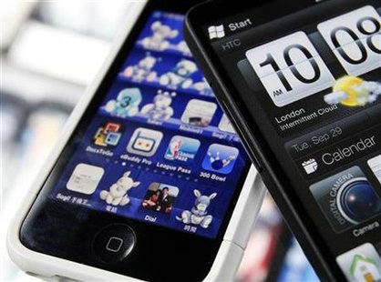 A HTC smartphone (R) and an Apple iPhone are displayed for the photographer at a mobile phone shop in Taipei March 3, 2010. REUTERS/Nicky Loh
A HTC smartphone (R) and an Apple iPhone are displayed for the photographer at a mobile phone shop in Taipei March 3, 2010. REUTERS/Nicky Loh
