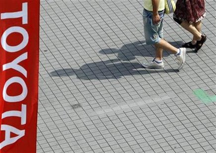 Passers-by walk past a Toyota Motor flag near the company's showroom in Tokyo July 4, 2010. REUTERS/Issei Kato
Passers-by walk past a Toyota Motor flag near the company's showroom in Tokyo July 4, 2010. REUTERS/Issei Kato