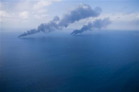 Oil is burned off the surface of the water near the source of Deepwater Horizon oil spill, off the Louisiana coast, July 13, 2010. REUTERS/Lee Celano
Oil is burned off the surface of the water near the source of Deepwater Horizon oil spill, off the Louisiana coast, July 13, 2010. REUTERS/Lee Celano