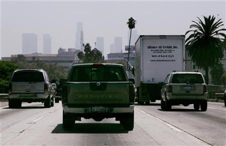 Cars and trucks travel on a freeway in Los Angeles, California August 31, 2006 with the skyline of Los Angeles barely visible in background. REUTERS/Fred Prouser
Cars and trucks travel on a freeway in Los Angeles, California August 31, 2006 with the skyline of Los Angeles barely visible in background. REUTERS/Fred Prouser