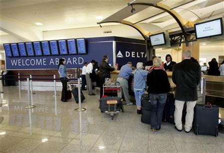 Passengers check in at a Delta Air Lines ticket counter at Hartsfield-Jackson Atlanta International Airport in Atlanta, Georgia in this April 15, 2008 file photo. REUTERS/Tami Chappell
Passengers check in at a Delta Air Lines ticket counter at Hartsfield-Jackson Atlanta International Airport in Atlanta, Georgia in this April 15, 2008 file photo. REUTERS/Tami Chappell