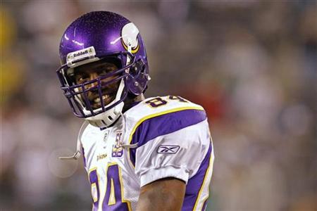 
Minnesota Viking wide receiver Randy Moss smiles during team warm-ups before their NFL football game against the New York Jets in East Rutherford, New Jersey, October 11, 2010. REUTERS/Mike Segar
