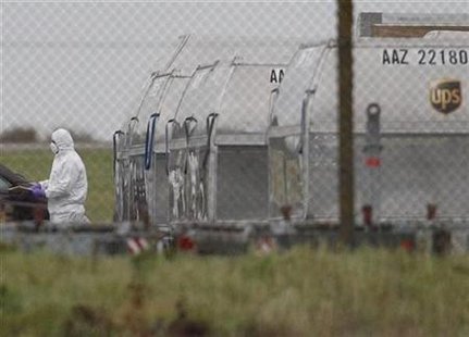A forensic officer removes a package from a UPS container at East Midlands Airport in Castle Donington, central England October 29, 2010. REUTERS/Darren Staples
A forensic officer removes a package from a UPS container at East Midlands Airport in Castle Donington, central England October 29, 2010. REUTERS/Darren Staples