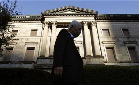 A man walks past the Bank of Japan headquarters in Tokyo November 4, 2010. REUTERS/Yuriko Nakao
A man walks past the Bank of Japan headquarters in Tokyo November 4, 2010. REUTERS/Yuriko Nakao
