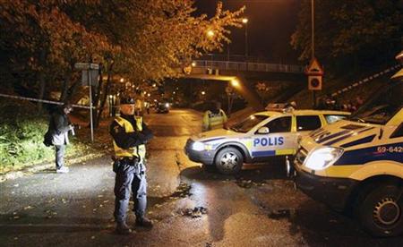 
Police work at the scene where two women with immigrant backgrounds where shot through an apartment window at Sorbacksgatan in Malmo October 21, 2010. REUTERS/Stig Ake Jsnsson/Scanpix
