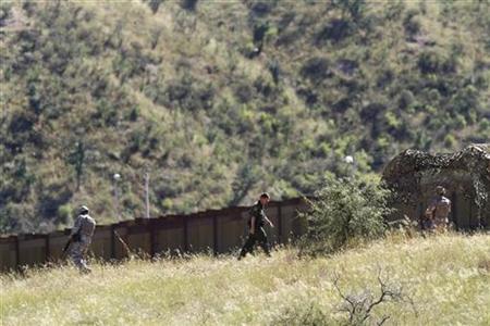 United States National Guard troops and a U.S. Border Patrol agent patrol along the U.S. and Mexico border in Nogales, Arizona in this October 8, 2010 file photo. REUTERS/Joshua Lott
United States National Guard troops and a U.S. Border Patrol agent patrol along the U.S. and Mexico border in Nogales, Arizona in this October 8, 2010 file photo. REUTERS/Joshua Lott