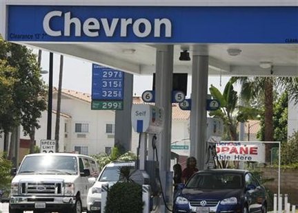 Motorists are shown at gas pumps at a Chevron gasoline station in Burbank, California July 31, 2009. REUTERS/Fred Prouser
Motorists are shown at gas pumps at a Chevron gasoline station in Burbank, California July 31, 2009. REUTERS/Fred Prouser
