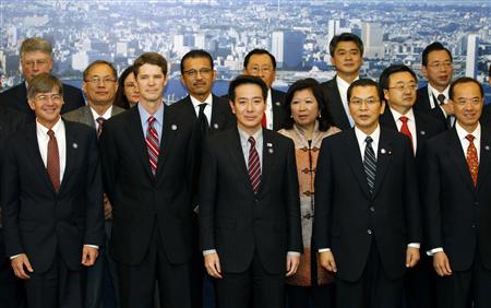 Japan's Foreign Minister Seiji Maehara (3rd L) and other foreign and trade ministers from the Asia-Pacific Economic Cooperation (APEC) countries pose for a family photo in Yokohama, south of Tokyo November 10, 2010. REUTERS/Yuriko Nakao
Japan's Foreign Minister Seiji Maehara (3rd L) and other foreign and trade ministers from the Asia-Pacific Economic Cooperation (APEC) countries pose for a family photo in Yokohama, south of Tokyo November 10, 2010. REUTERS/Yuriko Nakao