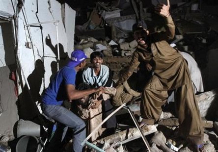 Rescue workers and volunteers ask for help as they pull the injured from the rubble at the site of a bomb attack in Karachi November 11, 2010. REUTERS/Athar Hussain
Rescue workers and volunteers ask for help as they pull the injured from the rubble at the site of a bomb attack in Karachi November 11, 2010. REUTERS/Athar Hussain
