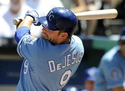 Kansas City Royals' David DeJesus reaches on a fielding error by Seattle Mariners second baseman Ronny Cedeno to score Coco Crisp in the third inning during their MLB American League baseball game in Kansas City, Missouri, May 7, 2009. REUTERS/Dave Kaup
Kansas City Royals' David DeJesus reaches on a fielding error by Seattle Mariners second baseman Ronny Cedeno to score Coco Crisp in the third inning during their MLB American League baseball game in Kansas City, Missouri, May 7, 2009. REUTERS/Dave Kaup