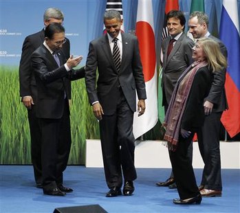 President Barack Obama (C), South Korean President Lee Myung-bak (2nd L) and Canadian Prime Minister Stephen Harper (rear L) are pictured with the winners of the G20 SME Finance Challenge Award at the G20 Summit in Seoul November 12, 2010. REUTERS/Jason Reed
President Barack Obama (C), South Korean President Lee Myung-bak (2nd L) and Canadian Prime Minister Stephen Harper (rear L) are pictured with the winners of the G20 SME Finance Challenge Award at the G20 Summit in Seoul November 12, 2010. REUTERS/Jason Reed